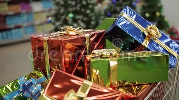装满圣诞礼物的购物车视频的预览图