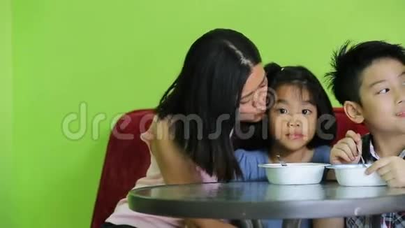 亚洲孩子在放松的时候吃冰奶油视频的预览图