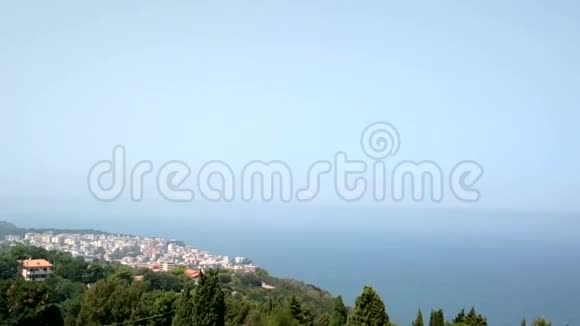 海景和高山城市视频的预览图