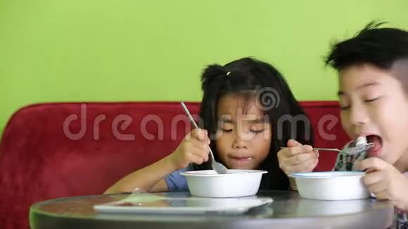 亚洲孩子在放松的时候吃冰奶油视频的预览图