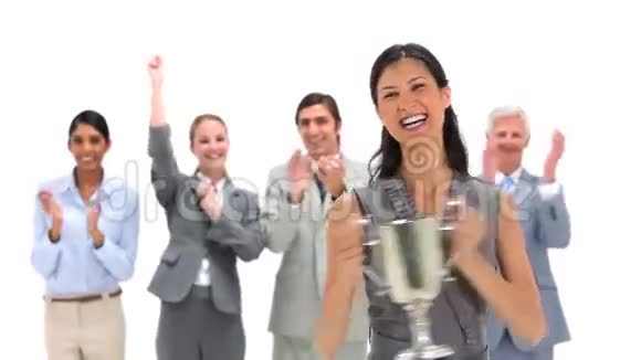 女人拿着奖杯和同事一起鼓掌视频的预览图