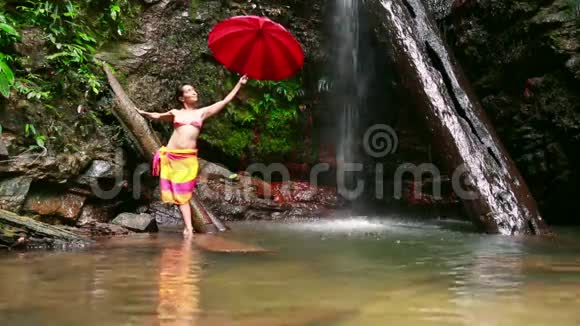 婆罗洲热带雨林瀑布的女孩视频的预览图
