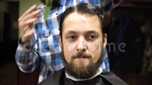 理发店里理发师理发理发店里留着漂亮的胡子视频的预览图