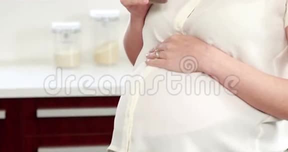 孕妇喝冰沙视频的预览图