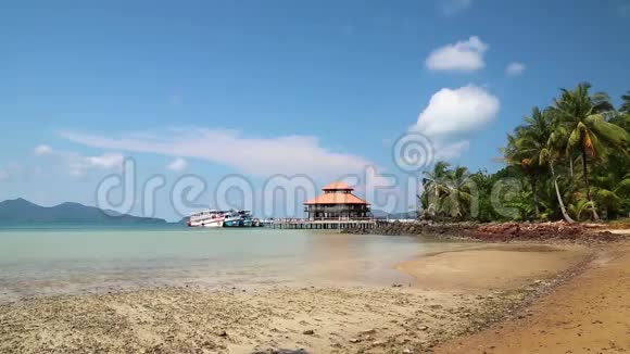 泰国KohWai岛上有船的码头美景视频的预览图