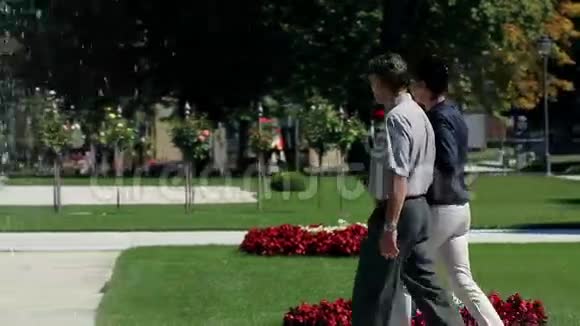 一对夫妇在一个美丽的公园里散步视频的预览图