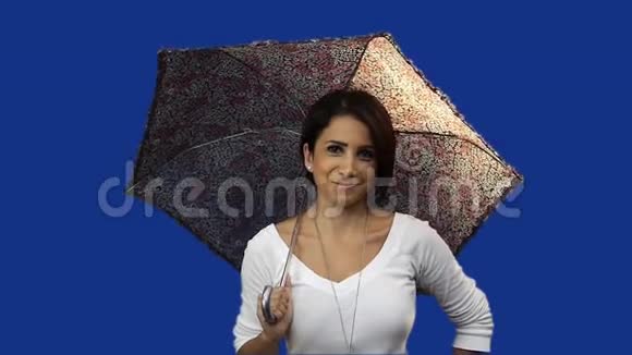 年轻女子撑伞蓝屏背景视频的预览图
