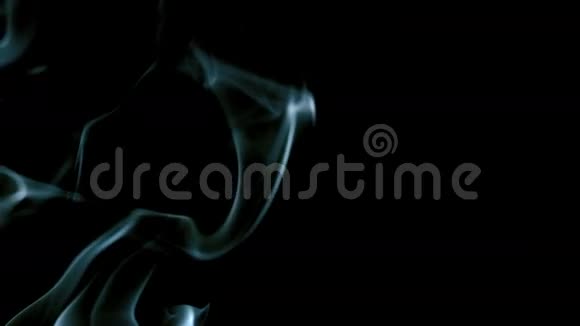 白色的烟雾穿过黑色的背景视频的预览图