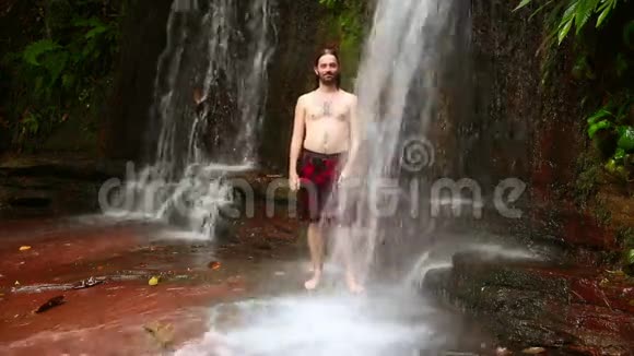 高加索人在瀑布里洗澡视频的预览图