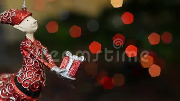 圣诞侏儒玩具在波克摇动标题领域视频的预览图