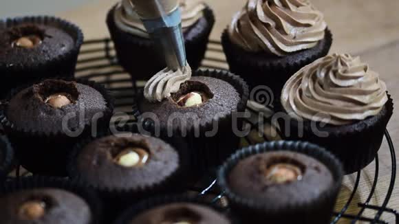 巧克力蛋糕用巧克力奶油装饰纸杯蛋糕视频的预览图