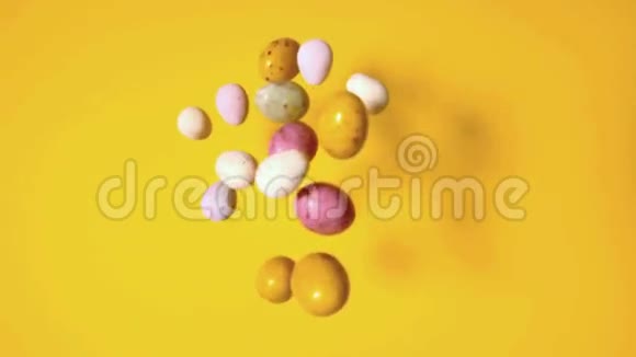 复活节彩蛋落在黄色表面视频的预览图