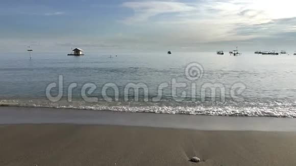 清晨的沙滩上波穆特兰巴厘岛一片片温暖的海洋视频的预览图