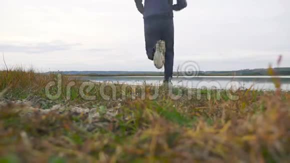 跑步运动员穿着运动服的人跑步是以风景的自然为基础的视频的预览图