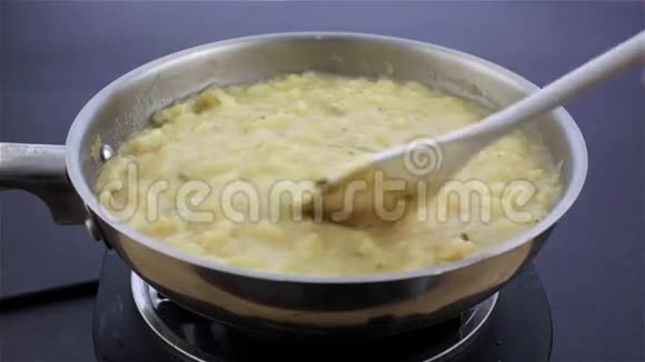 土豆韭菜汤在锅中搅拌视频的预览图
