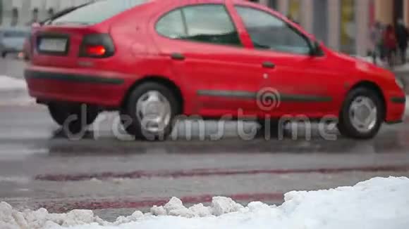 雪和汽车交通和人视频的预览图