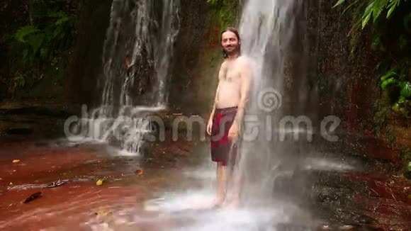 高加索人在瀑布里洗澡视频的预览图