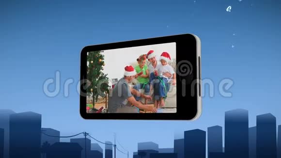 智能手机显示一家人庆祝圣诞节视频的预览图