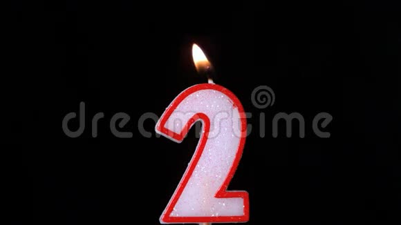 两支生日蜡烛在黑色背景下闪烁熄灭视频的预览图