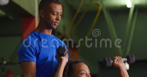 女人在健身房锻炼视频的预览图