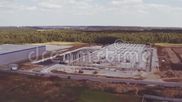 建造大型工业综合大楼的空中镜头视频的预览图