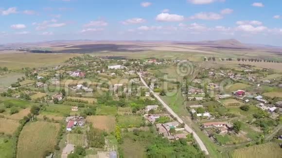 飞过罗马尼亚的一个小村庄视频的预览图