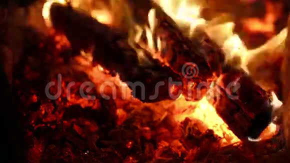 在烤架里烧木炭视频的预览图