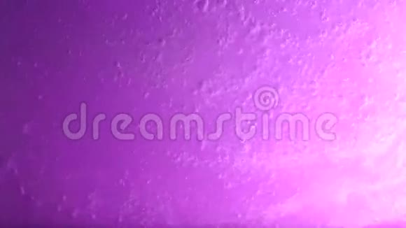 水在紫色背景上扩散视频的预览图