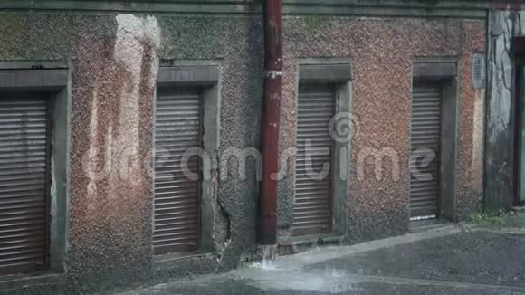 道路雨水道大雨特写镜头视频的预览图