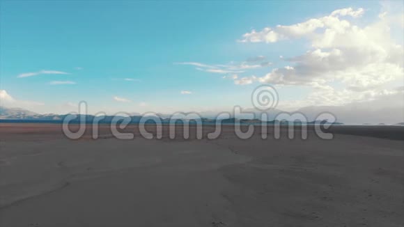 塔吉克斯坦卡拉库尔湖M41帕米尔高速公路阿雷尔德龙射击视频的预览图