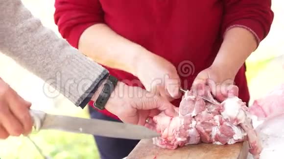 生羊肉用刀子和悍马切割视频的预览图