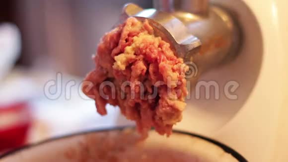 在家里用绞肉机煮肉视频的预览图