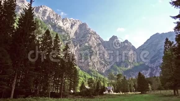 欧洲阿尔卑斯山的山间小屋Robanovkot斯洛文尼亚视频的预览图