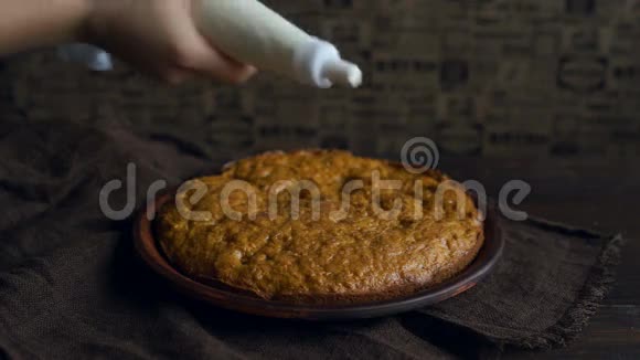 胡萝卜蛋糕装饰做胡萝卜派厨师做蛋糕视频的预览图