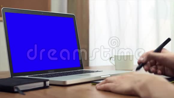 年轻设计师在家里使用平板电脑和笔记本电脑视频的预览图