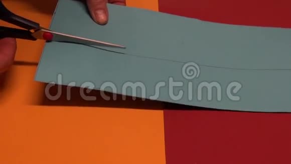 艺术家手夹与剪刀彩色纸视频的预览图