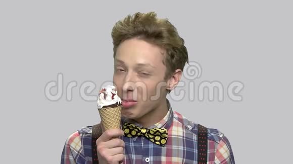 有趣的少年吃冰淇淋视频的预览图