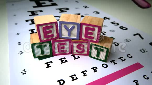 粉红色的眼镜会掉落在拼写眼睛测试的积木旁边视频的预览图