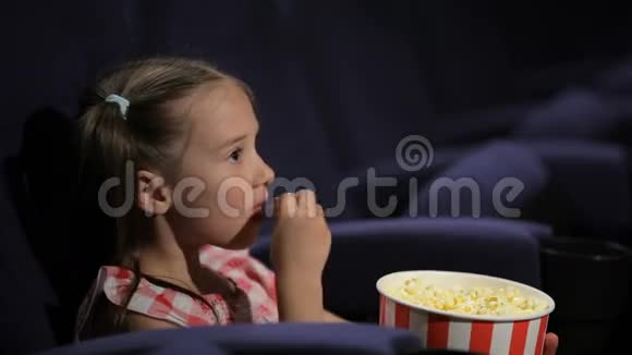 小女孩在电影院看电影视频的预览图