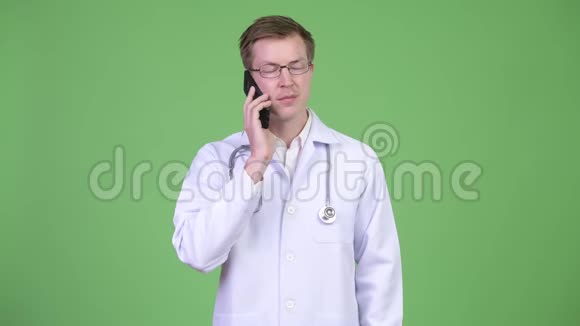 男人医生在手机上说话视频的预览图