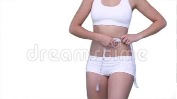 把一个女人的腰用测量胶带贴紧视频的预览图