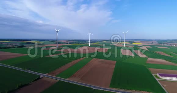农田和发电风力发电机的空中全景图替代能源三台风力涡轮机视频的预览图