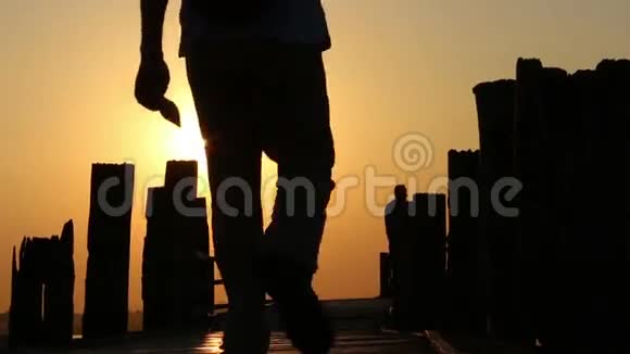 在夕阳下的木桥上漫步视频的预览图