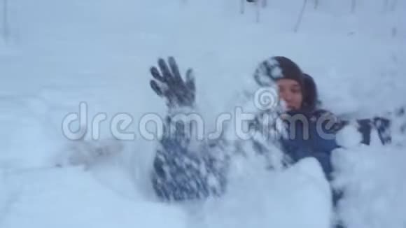 一对年轻夫妇在冬季公园散步一个男人和一个女孩在公园的雪地里玩耍视频的预览图