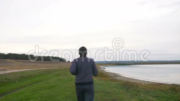 穿着运动服的男跑运动员跑步的目的是了解风景的本质视频的预览图
