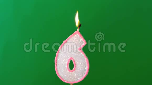 六岁生日蜡烛在绿色背景下闪烁熄灭视频的预览图