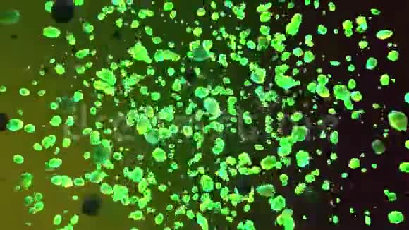 抽象粒子旋转回路绿色碎片在球体中飞行和旋转视频的预览图