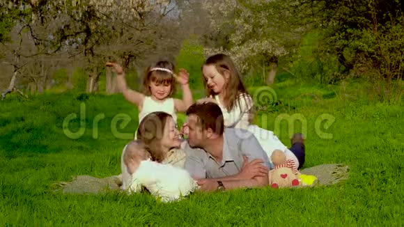 有孩子的幸福家庭视频的预览图