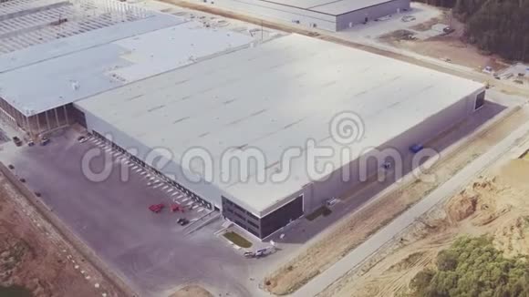 在新建的仓库大楼周围飞行视频的预览图