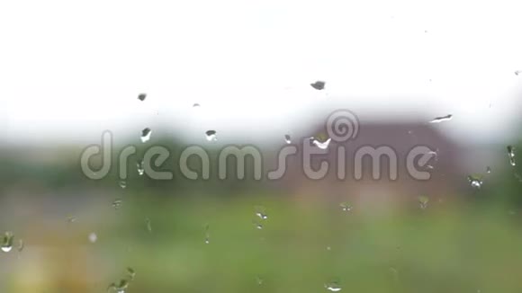 家里背景模糊的玻璃上有水滴视频的预览图